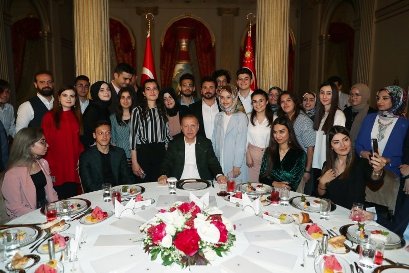Başkan Erdoğan iftarda gençlerle buluştu