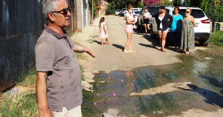 Bodrum’da mahalle sakinleri isyan etti! Vatandaşlar 6 aydır nereden aktığı belli olmayan suya çözüm bulunmasını istedi