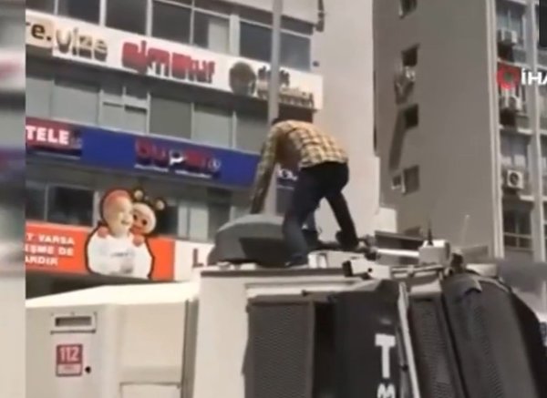 izmirde-tomaya-cikip-tekmelemisti-o-supheli-tutuklani-1779887597003.jpeg