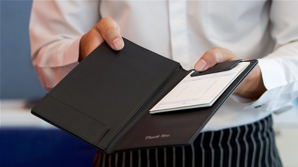 Ticaret Bakanlığı’ndan restoranlara yeni düzenleme: Kuver ve servis bedeli kalkıyor