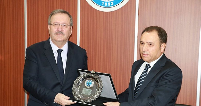 AKÜ’de devir teslim