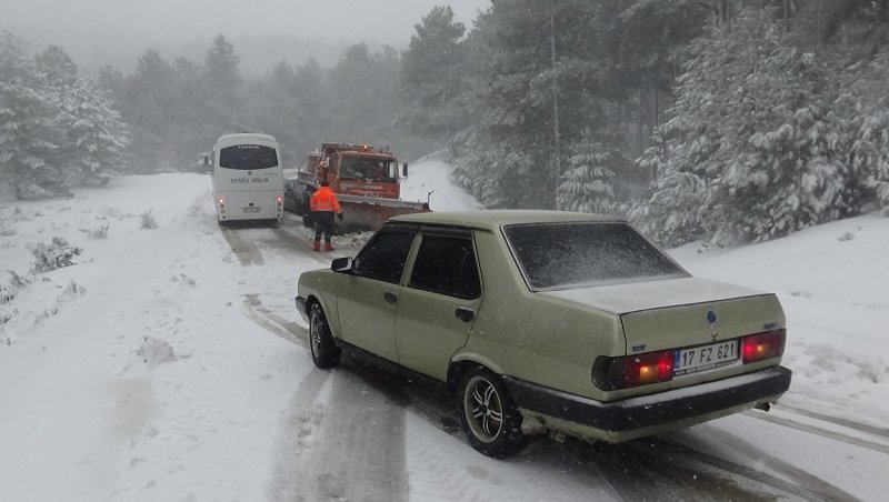 Edremit-Yenice karayolunda kar ulaşımı etkiliyor