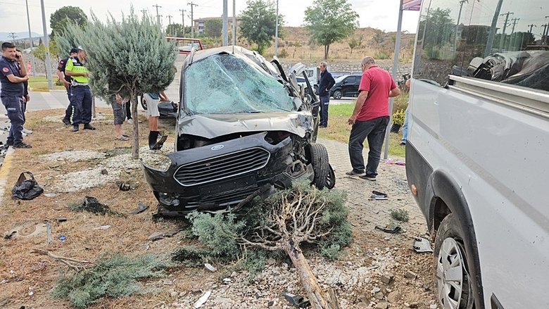 Sındırgı’da trafik kazası! Kavşakta çarpıştılar: 4 yaralı