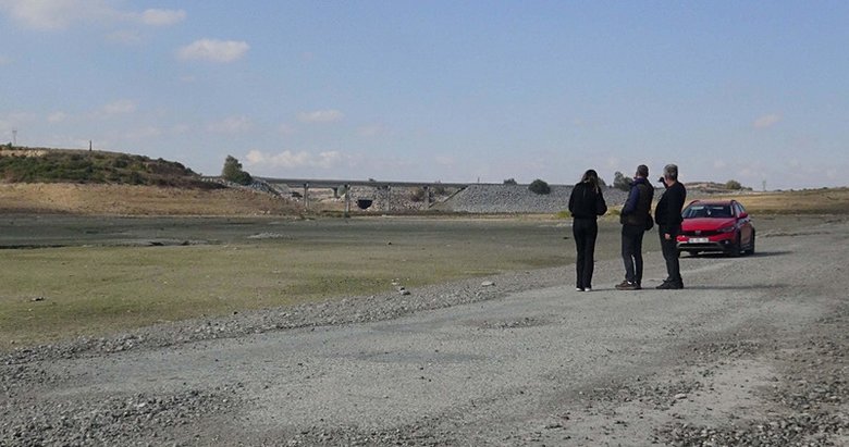 Barajda su seviyesi düştü, eski kara yolu ortaya çıktı
