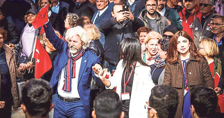 Bayrağı halay mendili yapması isyan ettirdi