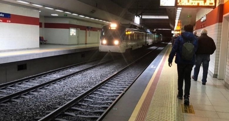 İzmir’de bir kişi trenin önüne atlayarak intihar etti