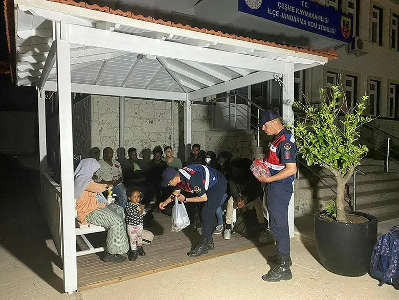 Çeşme’de kıyıya bırakılmış 20 düzensiz göçmen tespit edildi