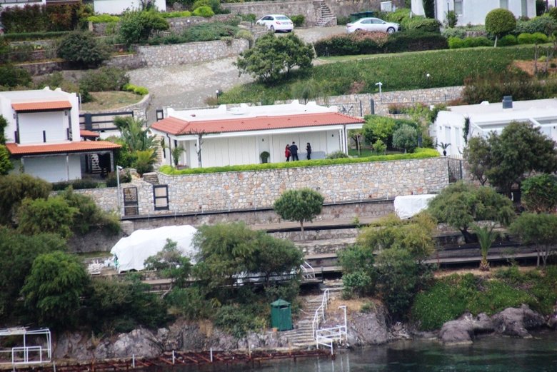 Sözcü gazetesi yazarı Yılmaz Özdil’in evi mühürlendi! Encümenden yıkım kararı çıktı