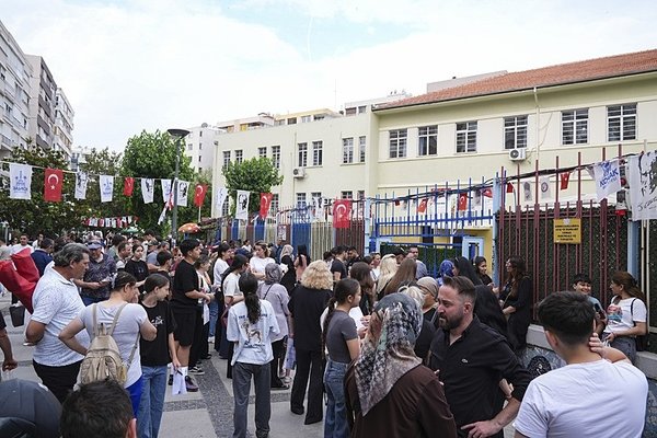 milyonlarca-ogrenci-ter-doktu-izmirde-lgs-heyecani-1781338064290.jpeg
