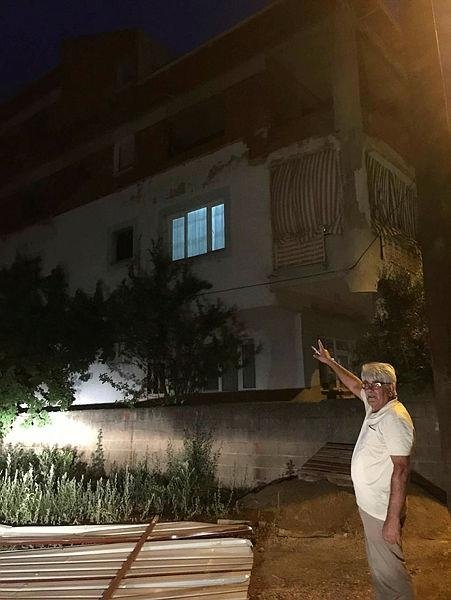 Manisa’yı fırtına vurdu! Şiddetli rüzgar Selendi’de cami minaresini devirdi