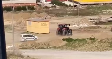 Polisler ehliyetsiz traktör sürücüsünü böyle kovaladı
