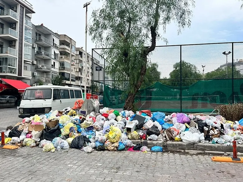 izmir-karsiyakada-copler-birikti-kotu-boku-mahalleliyi-isyan-ettirdi-1792318351063.jpeg