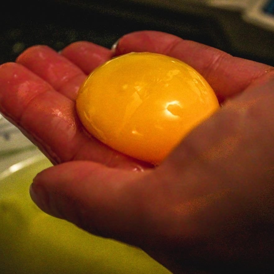 Yumurta pişirirken içine bir küp buz atarsanız...