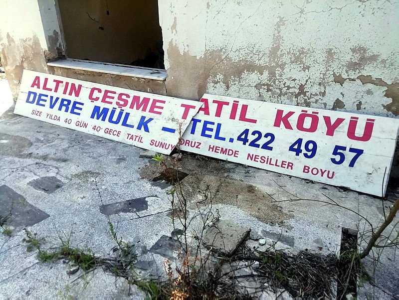 Çeşme'de 21 yıldır atıl durumda olan tatil köyü görenleri üzüyor