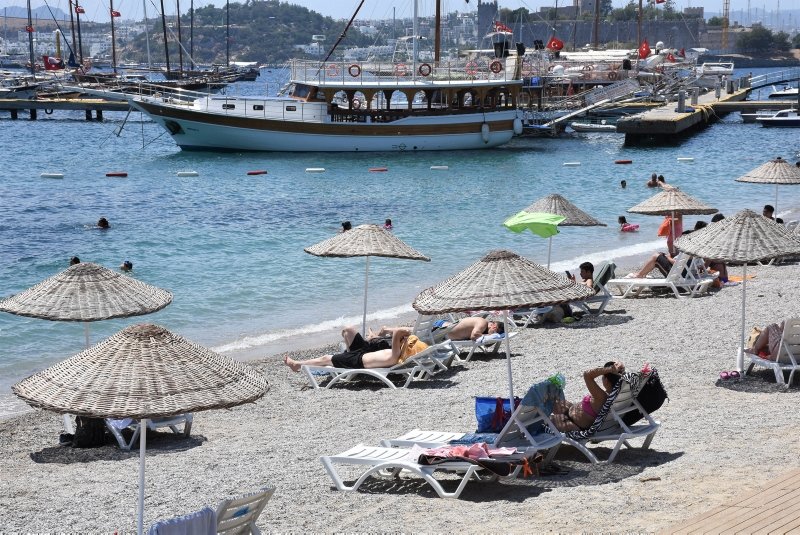Antalya ve Muğla’da sosyal mesafeli deniz keyfi sürüyor