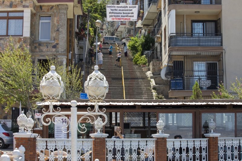 Tarihi Asansör sokağına yapılacak yürüyen merdivene mahalleliden pankartlı tepki