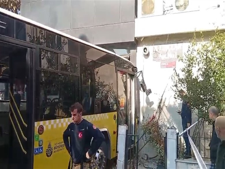 istanbul-uskudarda-feci-kaza-iett-otobusu-borekciye-girdi-4-yarali-1764752662301.jpeg