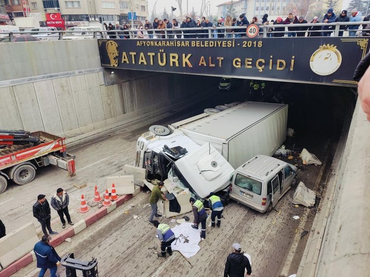 Afyon’da alt geçitte feci kaza: Kamyon karşı şeride geçti