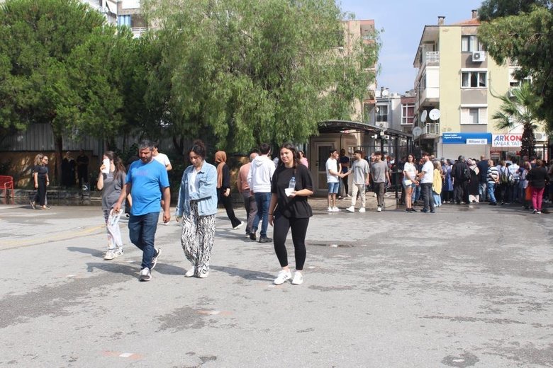 İzmir’de ilginç anlar! Unutkan adayın yardımına başka bir adayın velisi koştu