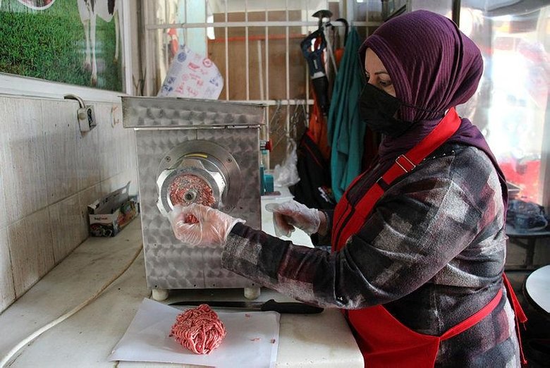 Elinde satırı gören şaşırıyor! Çocukluk hayalini gerçekleştirdi