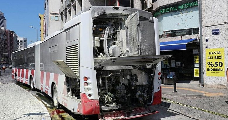İzmir’de hareket halindeki belediye otobüsünde çıkan yangın sürücünün müdahalesiyle söndürüldü