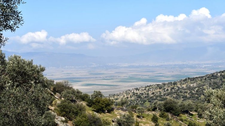 Ege’de terkedilen hayalet köy zamana direniyor!