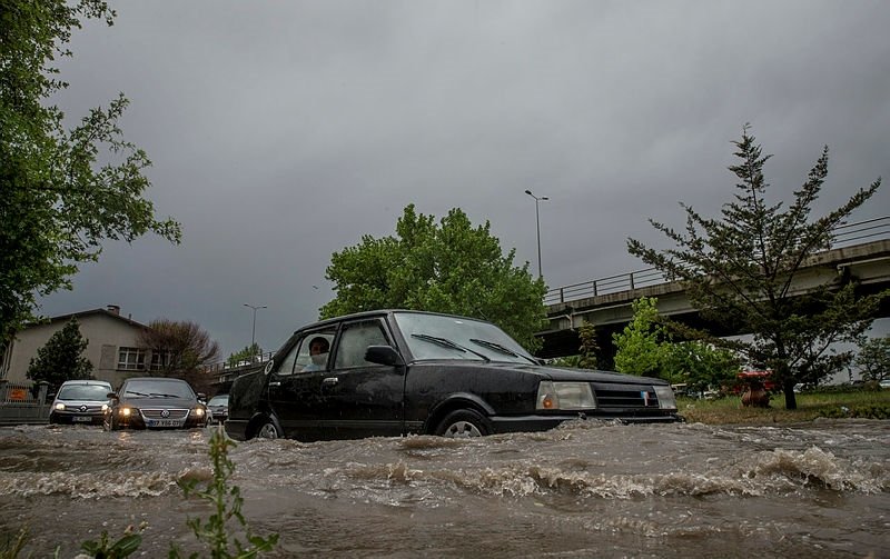 Kuvvetli yağış Ankara’da hayatı olumsuz etkiledi