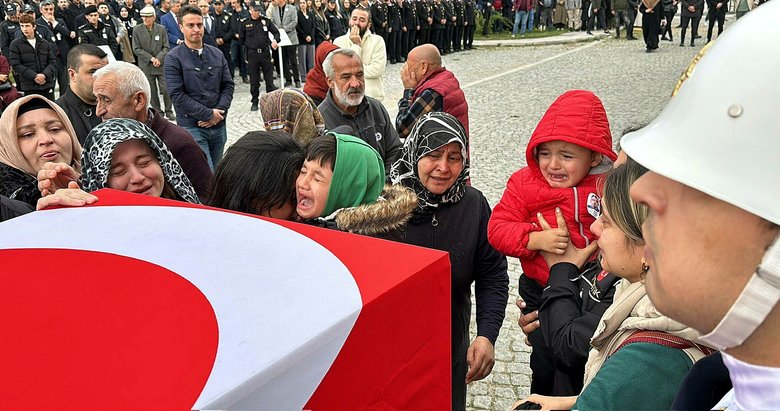 Genç polisin cenazesinde eşi fotoğrafına sarılarak ağladı