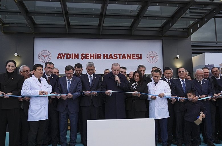 baskan-erdogan-aydinda-toplu-acilis-toreninde-konustu-bizimle-laf-degil-eser-ve-hizmet-yaristirin-1769286756044.jpeg