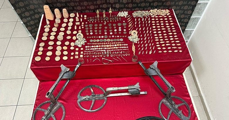 İzmir’de tarihi eser kaçakçılığı operasyonu: 1142 adet ele geçirildi