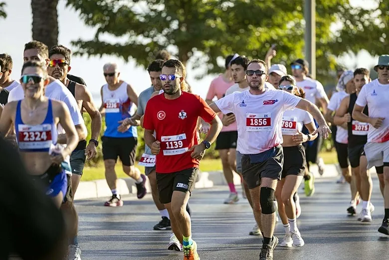 izmirde-9-eylul-coskusu-yari-maratonla-taclandi-1789301225057.jpeg