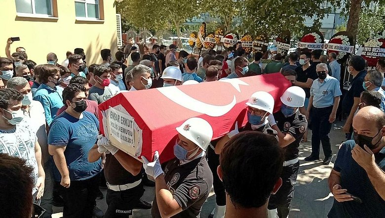 Kazada ölen polis memuru ve kardeşi, toprağa verildi! Doğacak çocuğunu göremedi