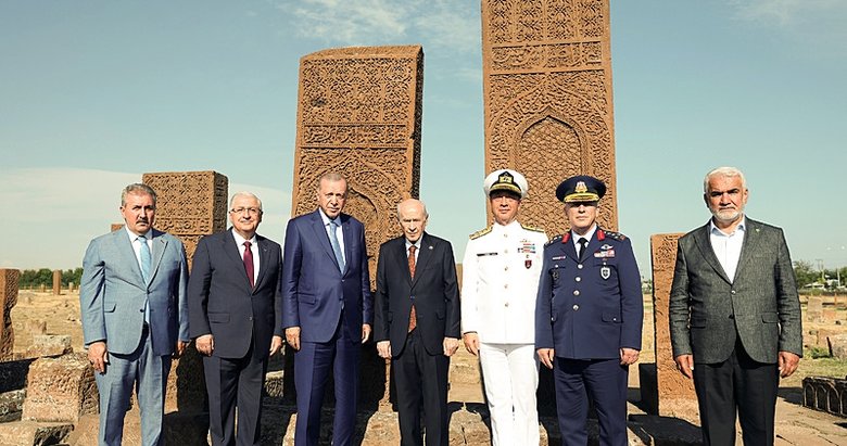 Başkan Erdoğan, Ahlat’ta Selçuklu mezarlığını ziyaret etti