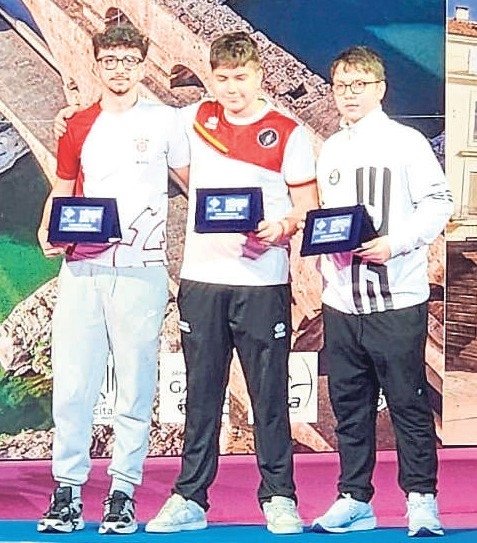 Oyuncak ok ve yay ile başladı iki kez dünya ikincisi oldu