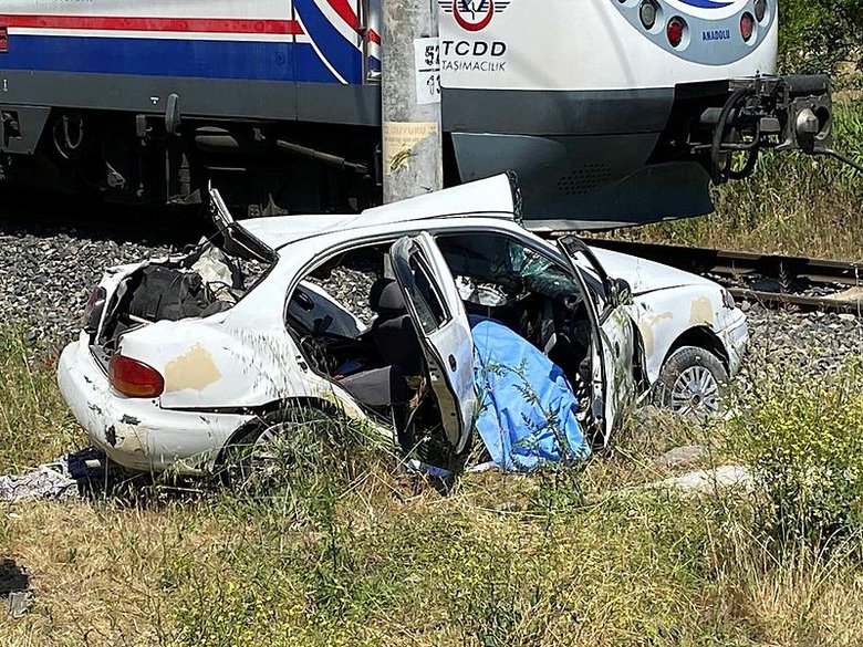 Hemzemin geçitte korkunç son! Otomobilde sıkışıp can verdi