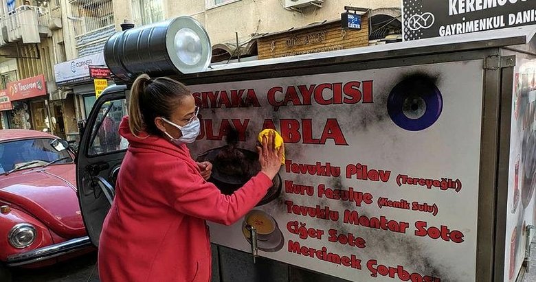 İzmir’de ekmeğinin peşinde olan kadının seyyar aracına çirkin saldırı