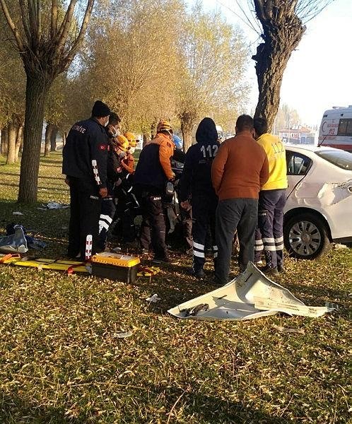 Helikopter yaralıyı yola inerek aldı! Afyonkarahisar’da feci kaza