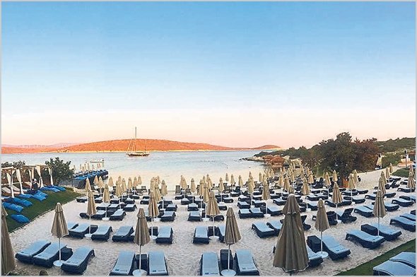 Çeşme’de eğlence ve farklı lezzetler yarışıyor