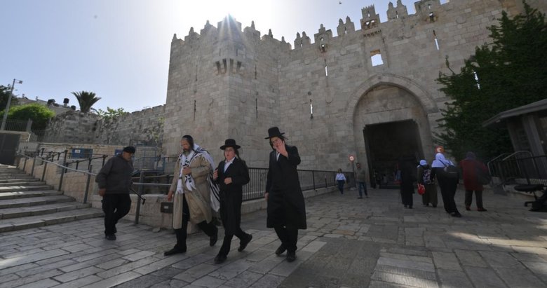 Yüzlerce fanatik Yahudi Mescid-i Aksa’ya baskın düzenledi