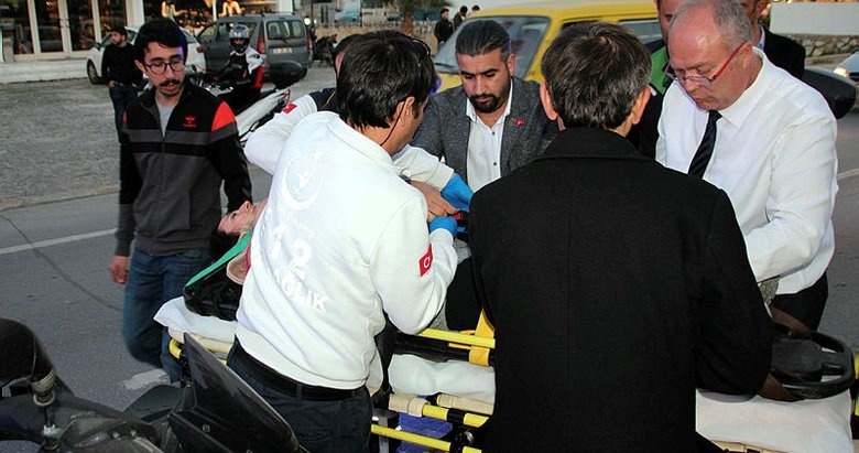 Motosiklet kazasında yaralananlara ilk müdahaleyi AK Partili başkan adayı yaptı