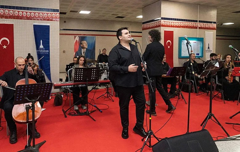 izmir-metrosunda-29-ekim-coskusu-izmirliler-marslara-ve-sarkilara-eslik-etti-1793263589388.png