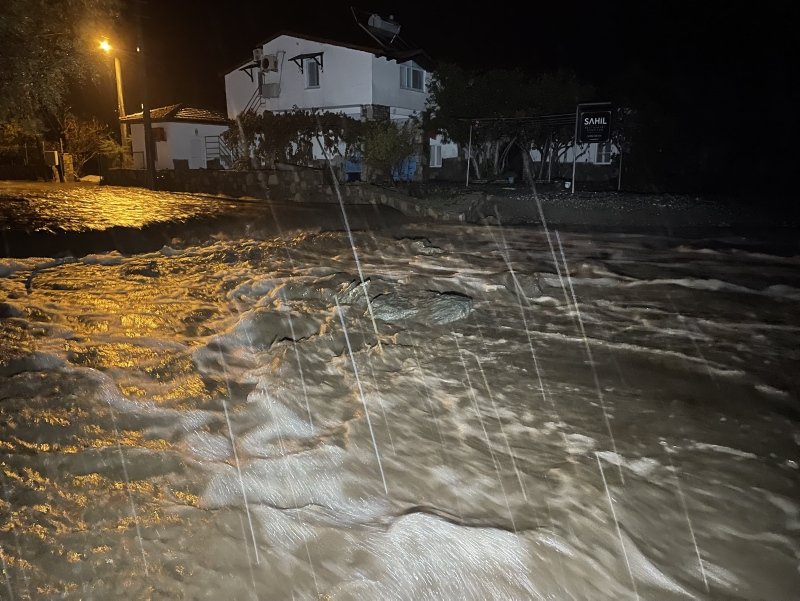 Muğla’da sağanak nedeniyle evleri su bastı, kaya parçaları yolları kapattı