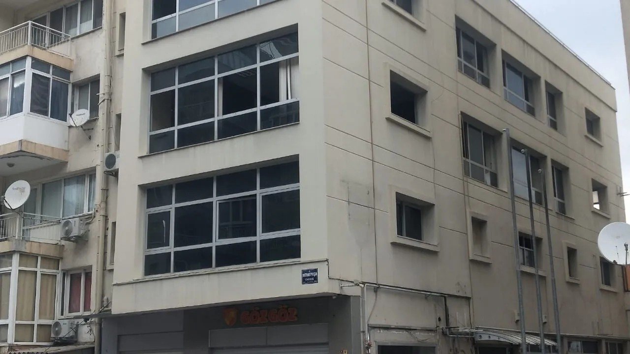 Göztepe'de eski kulüp binası yıkıldı