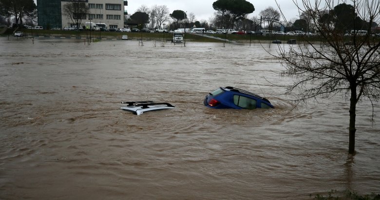 Çanakkale’de Kocabaş Çayı taştı! Araçlar su altında kaldı