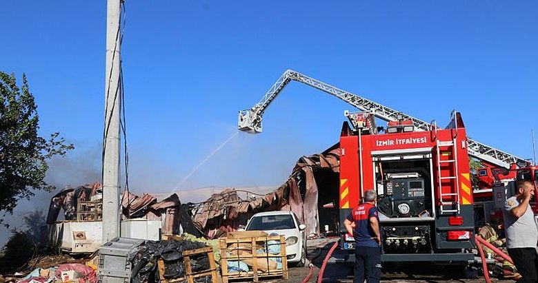 İzmir’de fabrika yangını! Büyük hasar meydana geldi