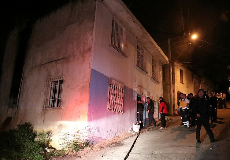 İzmir’de ev yangınında itfaiye eri tarafından kurtarılan kadın ağır yaralandı