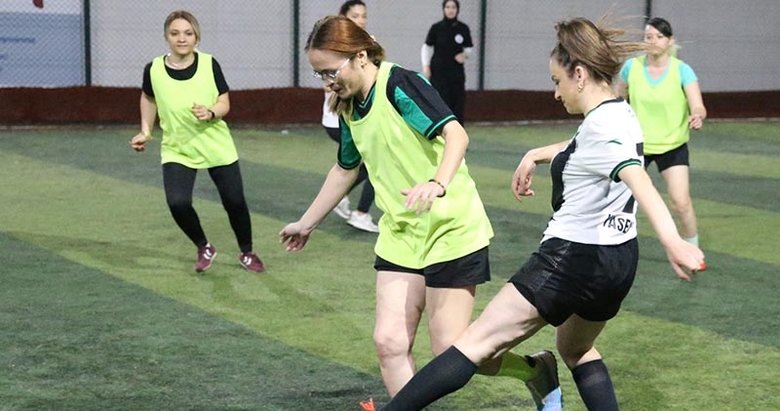 Anneler günde değil, halı sahada stres atıyor