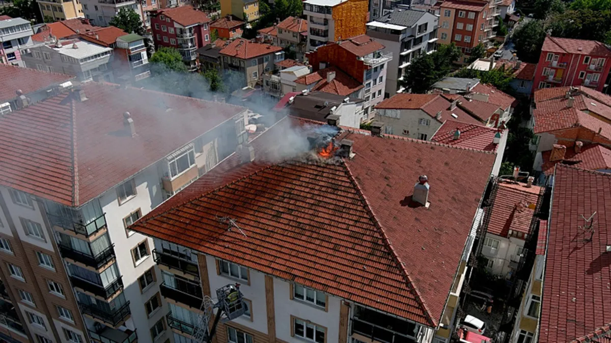 Kütahya'da Yıldırım Düşmesi Sonucu 9 Katlı Apartmanın Çatısında Yangın Çıktı