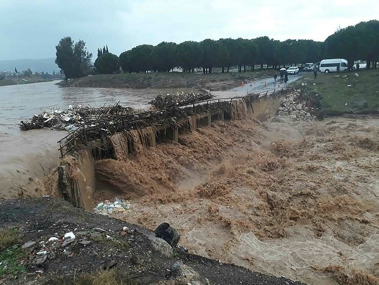 İzmir Torbalı’da yağmur nedeniyle taşan çay, köprüye zarar verdi