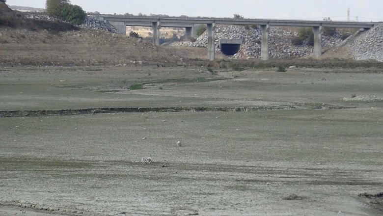 Barajda su seviyesi düştü, eski kara yolu ortaya çıktı